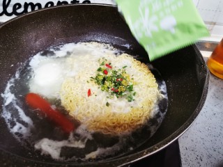 8、芝士泡面,加入蔬菜包