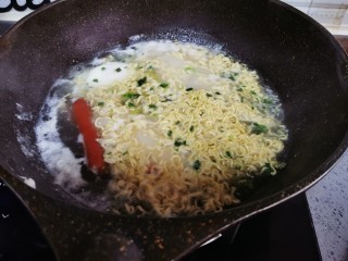 9、芝士泡面,大火煮沸,泡面散开,再小火煮2分钟