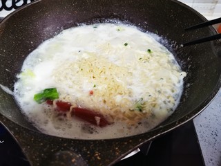 11、芝士泡面,大火煮沸