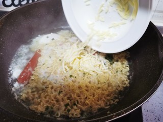 10、芝士泡面,倒入马苏里拉芝士碎