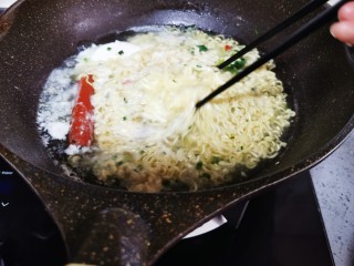 12、芝士泡面,搅拌均匀关火