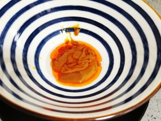 13、芝士泡面,汤底倒入碗中