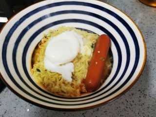 14、芝士泡面,盛入煮好的泡面,鸡蛋,香肠
