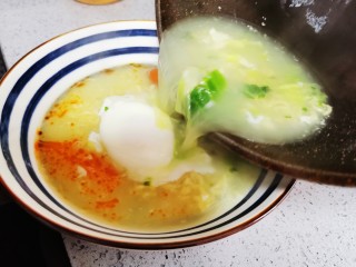 15、芝士泡面,浇上汤汁搅拌均匀即可食用