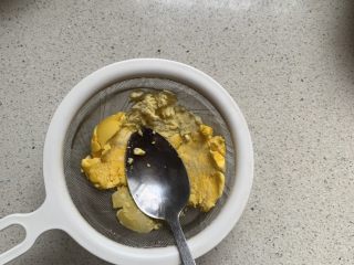 2、玛格丽特,蛋黄按压过筛