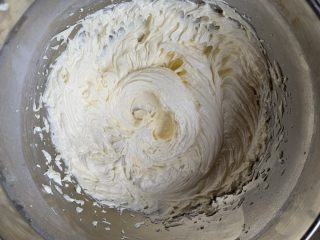 4、玛格丽特,用打蛋器打发,直到体积稍微蓬松,颜色稍变浅