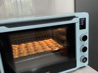 10、玛格丽特,放入预热好的烤箱,中层、上下火165-170度、烤15-20分钟、烤至边缘稍焦黄即可!