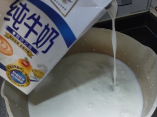 2、水果双皮奶????,把牛奶倒入锅中，中火煮沸腾就关火