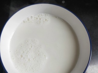 3、水果双皮奶????,从锅中倒出碗放凉备用
