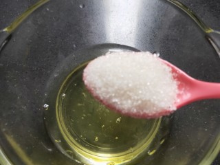 5、水果双皮奶????,蛋清里加入1勺白砂糖