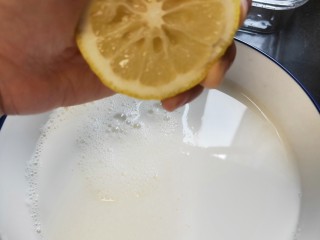 8、水果双皮奶????,挤压几滴柠檬汁????下去