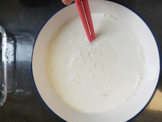 9、水果双皮奶????,用筷子????搅拌均匀