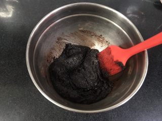 2、裂纹巧克力软饼干,用刮刀拌匀。