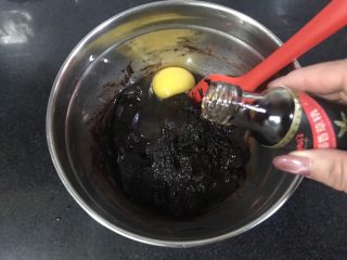 4、裂纹巧克力软饼干,再加入另一半的鸡蛋和几滴香草精。