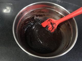 5、裂纹巧克力软饼干,拌匀。