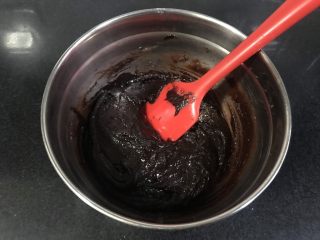 7、裂纹巧克力软饼干,拌匀，放冰箱冷冻一个小时。