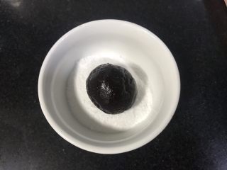 10、裂纹巧克力软饼干,放入糖粉碗里，滚圆沾满糖粉。