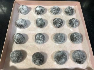 11、裂纹巧克力软饼干,放入烤盘，千万不要压扁，就直接成球的放进烤盘。