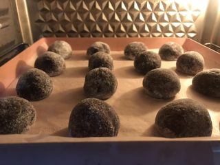 12、裂纹巧克力软饼干,放入预热好的烤箱175度12分钟。