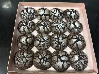 13、裂纹巧克力软饼干,出炉，这个时候很软，不要取出，等凉一下再取出放在晾晒网上凉透。