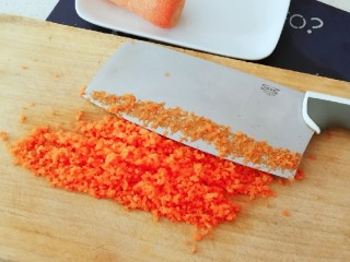 4、鲜虾饼,胡萝卜切碎
