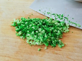 6、鲜虾饼,剁碎备用