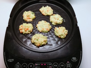 12、鲜虾饼,煎烤机刷一层油 预热 用勺子将虾肉糊 放入煎烤机 压成小饼