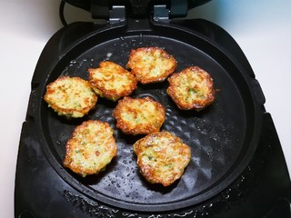 13、鲜虾饼,煎至底部金黄色 翻面