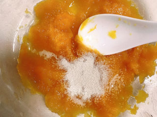 1、贝壳馒头（南瓜）,南瓜削皮后蒸熟，放凉后压成泥，放入2.5g酵母粉拌匀