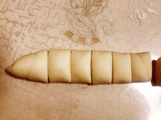 8、贝壳馒头（南瓜）,将白色面团切成均匀的小剂子