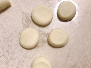 9、贝壳馒头（南瓜）,压扁