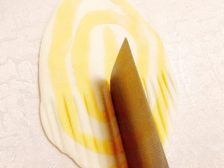 12、贝壳馒头（南瓜）,用擀面杖擀平，再用菜刀刀背在面皮上压纹