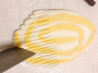 13、贝壳馒头（南瓜）,用刀背将压纹边沿往里面推一下