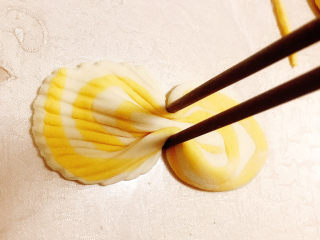 14、贝壳馒头（南瓜）,用筷子在面皮中间夹一下