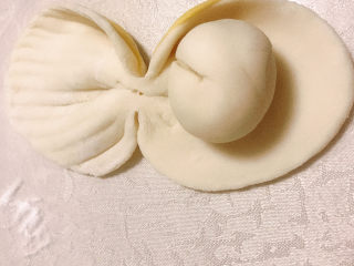 15、贝壳馒头（南瓜）,将面皮翻开，并在中间放入一个圆形面团