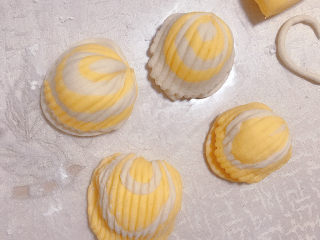 17、贝壳馒头（南瓜）,做好了，放入蒸锅进行二次发酵。