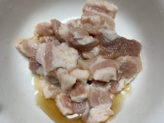 1、猪肉酸菜炖粉条便当,五花肉切薄片用料酒和盐腌制