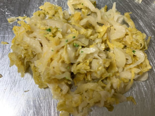 2、猪肉酸菜炖粉条便当,酸菜切一下