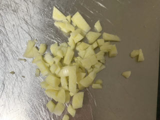 3、猪肉酸菜炖粉条便当,大蒜切成蒜末