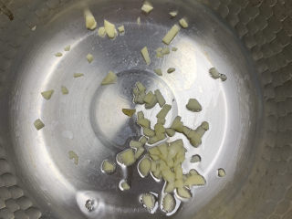 4、猪肉酸菜炖粉条便当,锅内底油倒入蒜末翻炒