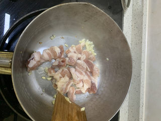 5、猪肉酸菜炖粉条便当,炒出香味后下入肉片煸