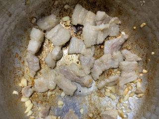 6、猪肉酸菜炖粉条便当,猪肉煸至出油,忽略我的锅