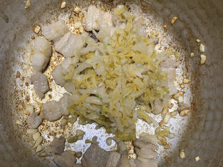 7、猪肉酸菜炖粉条便当,加入酸菜,让肉煸出的油渗入酸菜