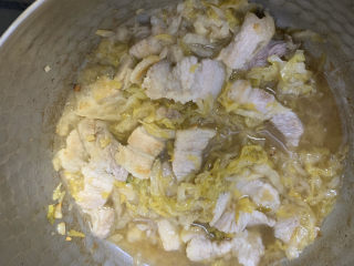 8、猪肉酸菜炖粉条便当,煸炒后放入适量的水小火慢炖