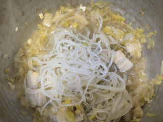 9、猪肉酸菜炖粉条便当,稍微收汁后放入泡好的粉丝慢炖