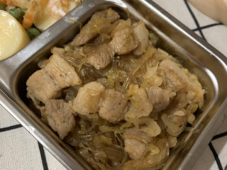 11、猪肉酸菜炖粉条便当,这样猪肉酸菜炖粉条就完成了