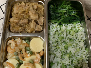 12、猪肉酸菜炖粉条便当,其他的菜为玉子豆腐蒸虾仁,饭里混了西兰花