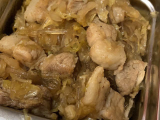 10、猪肉酸菜炖粉条便当,最后再倒一点油煸炒至汤汁全部吸收