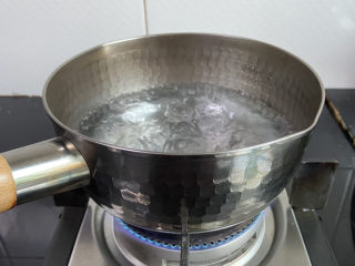 4、芋头西米露,锅中加入清水大火烧开