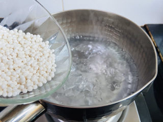 5、芋头西米露,倒入西米